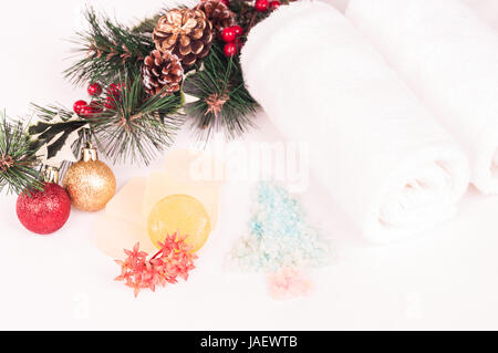 Weihnachten-Spa-Konzept auf einem Bett Stockfoto