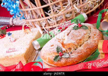 Stollen und Kokosnuss Weihnachtskuchen mit Wäschekorb Korb im Hintergrund Stockfoto