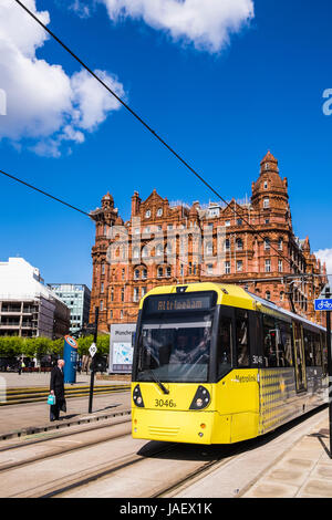 Metrolink Straßenbahn vorbei das Midland Hotel, Manchester, England, Vereinigtes Königreich Stockfoto