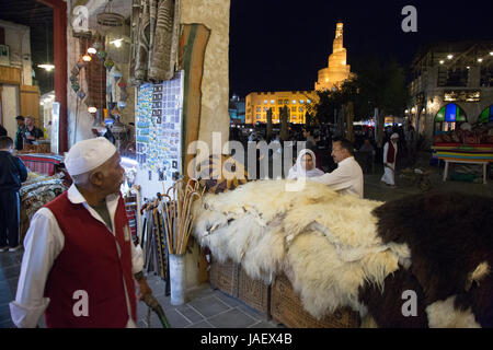 Ein Portier und ein paar Betrachten schaffelle der regenerierten Einkaufsviertel von Souq Waqif, Doha, Qatar. Stockfoto