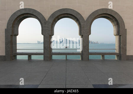 Blick aus dem Museum für islamische Kunst über die Bucht zum Geschäft Bezirk von West Bay, Doha, Katar Stockfoto