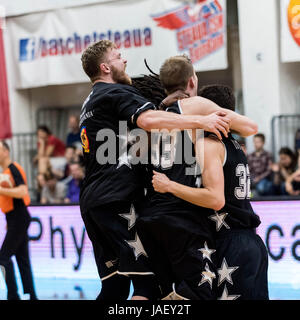 26. Mai 2017: u bt Cluj Spieler feiern den Gewinn des Titels während des lnbm - nationale Männer Basketball Liga - Endrunde - Spiel zwischen Steaua Bukarest und Csm eximbank u Banca Transilvania Cluj im Sala regimentului de Garda "ihai viteazul", Bukarest, Rumänien Rou. copyright: Cronos/Catalin soare Stockfoto