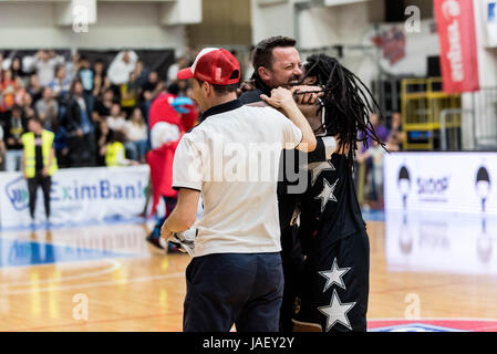 26. Mai 2017: u bt Cluj Spieler feiern den Gewinn des Titels während des lnbm - nationale Männer Basketball Liga - Endrunde - Spiel zwischen Steaua Bukarest und Csm eximbank u Banca Transilvania Cluj im Sala regimentului de Garda "ihai viteazul", Bukarest, Rumänien Rou. copyright: Cronos/Catalin soare Stockfoto