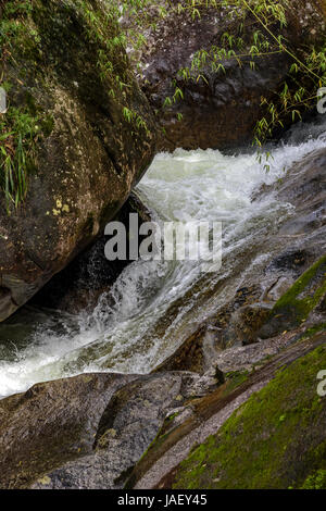 Kleiner Fluss und Wasserfall zwischen den Felsen der Itatiaia-Nationalpark in Penedo, Rio De Janeiro Stockfoto