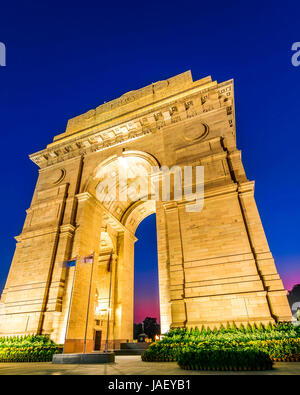 Eine Weitwinkel-Aufnahme des India Gate (früher bekannt als das All India War Memorial) am Rajpath, Neu-Delhi. Stockfoto