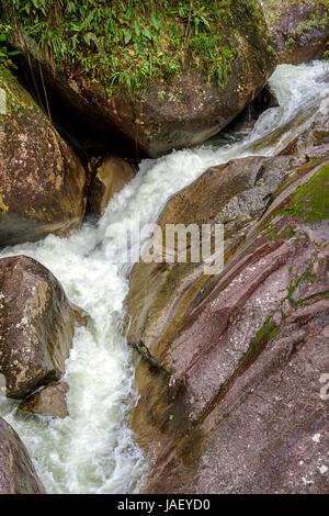 Kleiner Fluss und Wasserfall zwischen den Felsen der Itatiaia-Nationalpark in Penedo, Rio De Janeiro Stockfoto