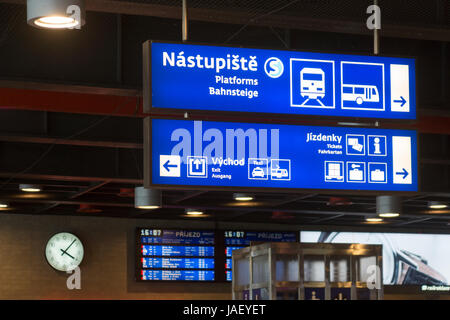 Ein mehrsprachiges Informations- und Wegweiser in tschechischer, englischer und deutscher Sprache am Prager Hauptbahnhof (Praha Hlavní nádraží). Tschechische Republik Stockfoto