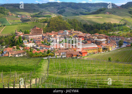 Blick auf Stadt Barolo zwischen grünen Hügeln und Weinbergen des Piemont im Frühjahr in Norditalien. Stockfoto