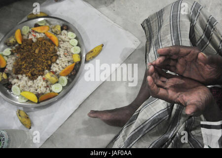 Abhisek Saha/Le Pictorium - Beten vor Iftar während des Ramadan in Indien - 04.06.2017 - Indien / Tripura / Agartala - INDIEN,TRIPURA-4TH Jun:Peo Stockfoto