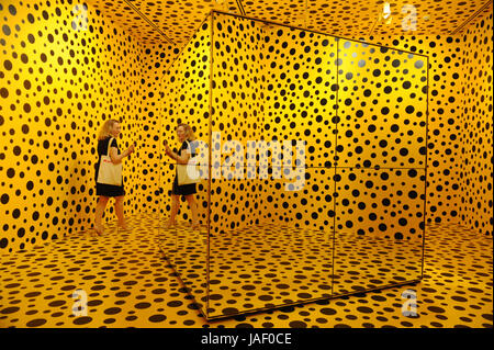 Singapur. 6. Juni 2017. Ein Besucher sieht ein Kunstwerk von japanische Künstlerin Yayoi Kusama in Singapur National Gallery, am 6. Juni 2017. Die Ausstellung "Yayoi Kusama: Leben ist das Herz des Regenbogens" wird vom 9. Juni bis 3. September für die Öffentlichkeit zugänglich. Bildnachweis: Dann Chih Wey/Xinhua/Alamy Live News Stockfoto