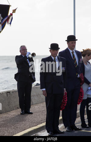 Ver-Sur-Mer, Frankreich. 6. Juni 2017. Ein Morgengottesdienst ist am Ufer des Gold Beach im britischen Sektor der Normandie 1944 statt. Der kleine Weiler Ver-Sur-Mer war eine strategische Schlacht mit Mitgliedern der 4. und 7. Royal Dragoon Guards und 5. Bataillon East Yorkshires verlieren Männer versuchen zu befestigten deutsche Stellungen. Eine vorübergehende neue Plakette wird vorgestellt als Teil der 73. Jubiläumsveranstaltung. Bildnachweis: Wayne Farrell/Alamy News Stockfoto