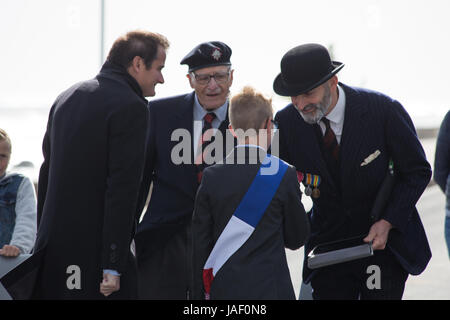 Ver-Sur-Mer, Frankreich. 6. Juni 2017. Ein Morgengottesdienst ist am Ufer des Gold Beach im britischen Sektor der Normandie 1944 statt. Der kleine Weiler Ver-Sur-Mer war eine strategische Schlacht mit Mitgliedern der 4. und 7. Royal Dragoon Guards und 5. Bataillon East Yorkshires verlieren Männer versuchen zu befestigten deutsche Stellungen. Eine vorübergehende neue Plakette wird vorgestellt als Teil der 73. Jubiläumsveranstaltung. Bildnachweis: Wayne Farrell/Alamy News Stockfoto