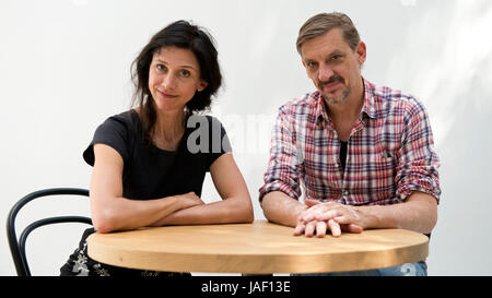 Prag, Tschechische Republik. 5. Juni 2017. Direktor des Königs der Belgier Film Jessica Woodworth (links) und Schauspieler Peter Van Den Begin Pose bei den Treffen mit Journalisten in Prag, Tschechische Republik, am 5. Juni 2017. (Foto CTK/Michal Kamaryt) Stockfoto