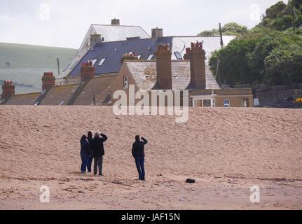 West Bay, Dorset, UK. 6. Juni 2017. Menschen Sie trotzen Sonne und Duschen an einem sehr windigen Tag in West Dorset. Bildnachweis: DTNews/Alamy Live Credit: Dan Tucker/Alamy Live-Nachrichten Stockfoto