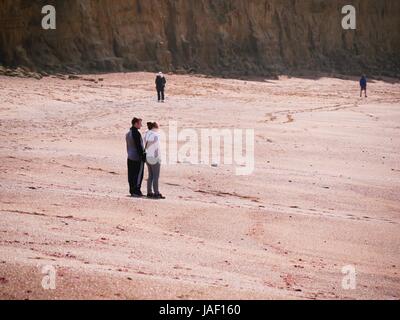 West Bay, Dorset, UK. 6. Juni 2017. Menschen Sie trotzen Sonne und Duschen an einem sehr windigen Tag in West Dorset. Bildnachweis: DTNews/Alamy Live Credit: Dan Tucker/Alamy Live-Nachrichten Stockfoto