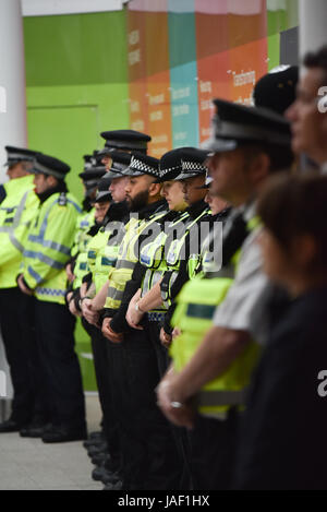 London Bridge, London, UK. 6. Juni 2017. Polizisten und Mitarbeiter beobachten eine Minuten Stille am Bahnhof London Bridge. Bildnachweis: Matthew Chattle/Alamy Live-Nachrichten Stockfoto