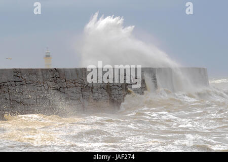 Newhaven, East Sussex, Großbritannien. Juni 2017. Windige Bedingungen scheiteln die Wellen an der Südküste hoch. Stockfoto