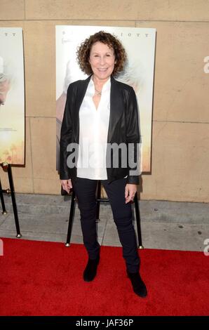 Los Angeles, Kalifornien, USA. 5. Juni 2017. Rhea Perlman im Ankunftsbereich für THE HERO Premiere, Egyptian Theatre, Los Angeles, CA 5. Juni 2017. Bildnachweis: Priscilla Grant/Everett Collection/Alamy Live-Nachrichten Stockfoto