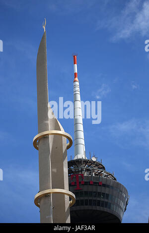 Köln, Deutschland. 6. Juni 2017. Die Deutsche Telekom TV-Turm hinter einem Minarett der Moschee der türkisch-Islamische Union für religiöse Angelegenheiten (DITIB) in Köln, 6. Juni 2017. Foto: Oliver Berg/Dpa/Alamy Live News Stockfoto