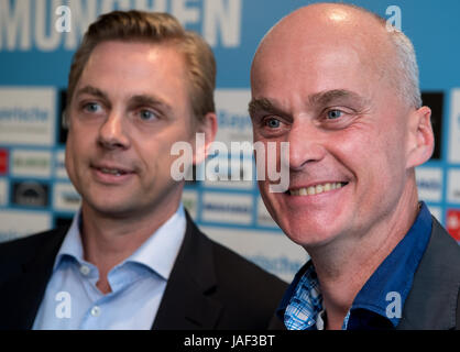 Amtierender Präsident der deutschen 2. Bundesliga Fußball Verein TSV 1860 München, Robert Reisinger (r) und neuer CEO Markus Fauser, auf einer Pressekonferenz in München, 6. Juni 2017. Foto: Sven Hoppe/dpa Stockfoto