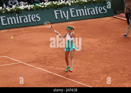 Paris, Frankreich. 6. Juni 2017. Französischer Tennisspieler Kristina Mladenovic in Aktion während ihres Spiels im 1/4 Finale der WTA French Open in Roland Garros gegen Schweizer Tennisspieler Timea Bacsinszky am 6. Juni 2017 in Paris, Frankreich - Credit ist: Yan Lerval/Alamy Live News Stockfoto