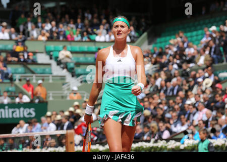 Paris, Frankreich. 6. Juni 2017. Französischer Tennisspieler Kristina Mladenovic in Aktion während ihres Spiels im 1/4 Finale der WTA French Open in Roland Garros gegen Schweizer Tennisspieler Timea Bacsinszky am 6. Juni 2017 in Paris, Frankreich - Credit ist: Yan Lerval/Alamy Live News Stockfoto