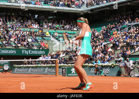 Paris, Frankreich. 6. Juni 2017. Französischer Tennisspieler Kristina Mladenovic in Aktion während ihres Spiels im 1/4 Finale der WTA French Open in Roland Garros gegen Schweizer Tennisspieler Timea Bacsinszky am 6. Juni 2017 in Paris, Frankreich - Credit ist: Yan Lerval/Alamy Live News Stockfoto