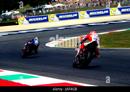 Florenz, Italien. 4. Juni 2017. Zwei MotoGP-Maschinen nähern sich die erste Ecke, San Donato in Mugello im Jahr 2017 Motorrad Grand Prix von Italien. Bildnachweis: Joseph Suschitzky/Alamy Live-Nachrichten Stockfoto