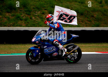 Florenz, Italien. 4. Juni 2017. Mattia Pasini ist eine Hommage an Nicky Hayden während feiert Sieg in 2017 Motorrad Grand Prix von Italien. Moto2. Bildnachweis: Joseph Suschitzky/Alamy Live-Nachrichten Stockfoto