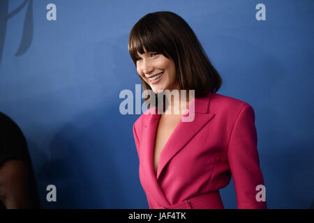 New York, USA. 5. Juni 2017. Bella Hadid besucht die 2017 CFDA Fashion Awards im Hammerstein Ballroom am 5. Juni 2017 in New York City. Bildnachweis: Erik Pendzich/Alamy Live-Nachrichten Stockfoto