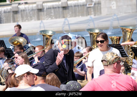 Washington, DC, USA. 6. Juni 2017. Veteran salutieren, als er zu seinem Sitz, Kredit geht: zwei Brücken Fotografie/Alamy Live News Stockfoto