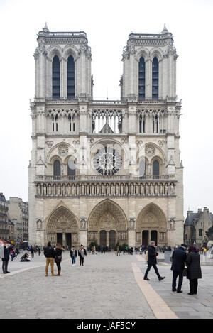 Paris. 6. Juni 2017. Foto aufgenommen am 2. Dezember 2016 zeigt die Kathedrale Notre Dame in Paris, Frankreich. Ein Mann mit einem Hammer bewaffnet angegriffen ein Polizist vor Notre Dame Kathedrale in Paris bevor er erschossen und verwundet am 6. Juni 2017, lokalen Nachrichtensender BFMTV berichtet. Bildnachweis: Chen Yichen/Xinhua/Alamy Live-Nachrichten Stockfoto