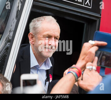 Arbeitsmarkt Führer Jeremy Corbyn auf der Kampagnenbus während der Parlamentswahlen 2017 bei Southwater, Telford, Shropshire, England, UK Stockfoto