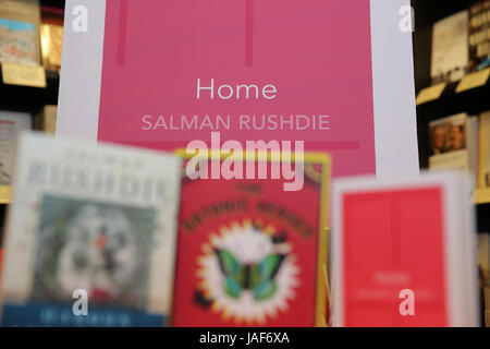 Waterstones. London, UK. 6. Juni 2017. Salman Rushdie eine britische indische Schriftstellerin unterschreibt Kopien von "Zu Hause", seinen neuesten Titel in Vintage Minis Serie Waterstones, London. Bildnachweis: Dinendra Haria/Alamy Live-Nachrichten Stockfoto