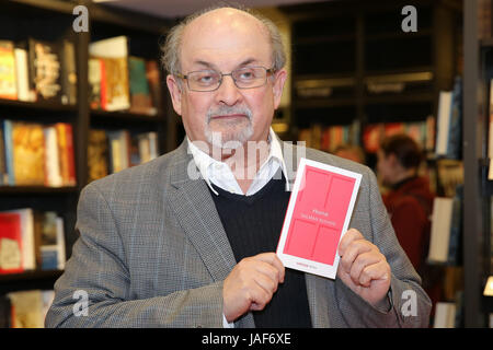 Waterstones. London, UK. 6. Juni 2017. Salman Rushdie eine britische indische Schriftstellerin unterschreibt Kopien von "Zu Hause", seinen neuesten Titel in Vintage Minis Serie Waterstones, London. Bildnachweis: Dinendra Haria/Alamy Live-Nachrichten Stockfoto