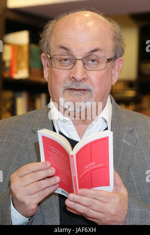 Waterstones. London, UK. 6. Juni 2017. Salman Rushdie eine britische indische Schriftstellerin unterschreibt Kopien von "Zu Hause", seinen neuesten Titel in Vintage Minis Serie Waterstones, London. Bildnachweis: Dinendra Haria/Alamy Live-Nachrichten Stockfoto