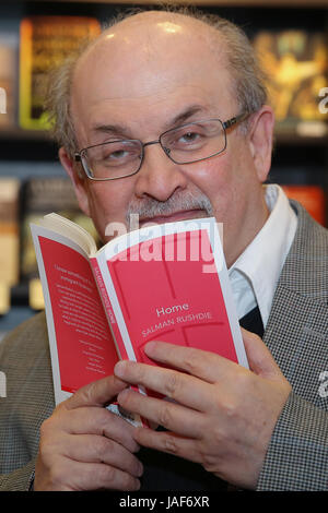 Waterstones. London, UK. 6. Juni 2017. Salman Rushdie eine britische indische Schriftstellerin unterschreibt Kopien von "Zu Hause", seinen neuesten Titel in Vintage Minis Serie Waterstones, London. Bildnachweis: Dinendra Haria/Alamy Live-Nachrichten Stockfoto