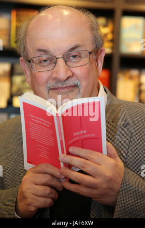 Waterstones. London, UK. 6. Juni 2017. Salman Rushdie eine britische indische Schriftstellerin unterschreibt Kopien von "Zu Hause", seinen neuesten Titel in Vintage Minis Serie Waterstones, London. Bildnachweis: Dinendra Haria/Alamy Live-Nachrichten Stockfoto