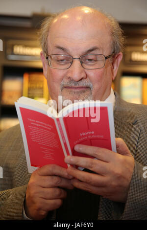 Waterstones. London, UK. 6. Juni 2017. Salman Rushdie eine britische indische Schriftstellerin unterschreibt Kopien von "Zu Hause", seinen neuesten Titel in Vintage Minis Serie Waterstones, London. Bildnachweis: Dinendra Haria/Alamy Live-Nachrichten Stockfoto