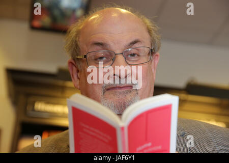 Waterstones. London, UK. 6. Juni 2017. Salman Rushdie eine britische indische Schriftstellerin unterschreibt Kopien von "Zu Hause", seinen neuesten Titel in Vintage Minis Serie Waterstones, London. Bildnachweis: Dinendra Haria/Alamy Live-Nachrichten Stockfoto