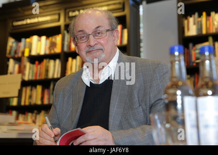 Waterstones. London, UK. 6. Juni 2017. Salman Rushdie eine britische indische Schriftstellerin unterschreibt Kopien von "Zu Hause", seinen neuesten Titel in Vintage Minis Serie Waterstones, London. Bildnachweis: Dinendra Haria/Alamy Live-Nachrichten Stockfoto