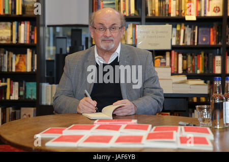 Waterstones. London, UK. 6. Juni 2017. Salman Rushdie eine britische indische Schriftstellerin unterschreibt Kopien von "Zu Hause", seinen neuesten Titel in Vintage Minis Serie Waterstones, London. Bildnachweis: Dinendra Haria/Alamy Live-Nachrichten Stockfoto