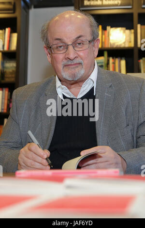 Waterstones. London, UK. 6. Juni 2017. Salman Rushdie eine britische indische Schriftstellerin unterschreibt Kopien von "Zu Hause", seinen neuesten Titel in Vintage Minis Serie Waterstones, London. Bildnachweis: Dinendra Haria/Alamy Live-Nachrichten Stockfoto