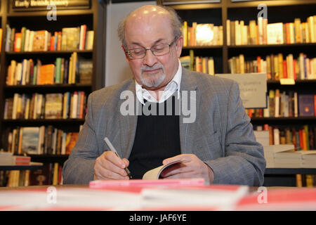 Waterstones. London, UK. 6. Juni 2017. Salman Rushdie eine britische indische Schriftstellerin unterschreibt Kopien von "Zu Hause", seinen neuesten Titel in Vintage Minis Serie Waterstones, London. Bildnachweis: Dinendra Haria/Alamy Live-Nachrichten Stockfoto