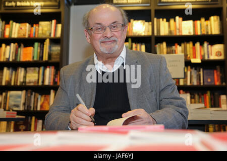 Waterstones. London, UK. 6. Juni 2017. Salman Rushdie eine britische indische Schriftstellerin unterschreibt Kopien von "Zu Hause", seinen neuesten Titel in Vintage Minis Serie Waterstones, London. Bildnachweis: Dinendra Haria/Alamy Live-Nachrichten Stockfoto