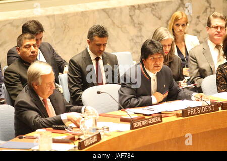 UN, New York, USA. 6. Juni 2017. Boliviens Präsident Evo Morales Ayma bei der UNO in New York, UN-Sicherheitsrat Debatte über "Präventive Diplomatie und grenzüberschreitenden Gewässern," mit UN Secreary General Antonio Guterres Credit Adressen: Matthew Russell Lee/Alamy Live News Stockfoto