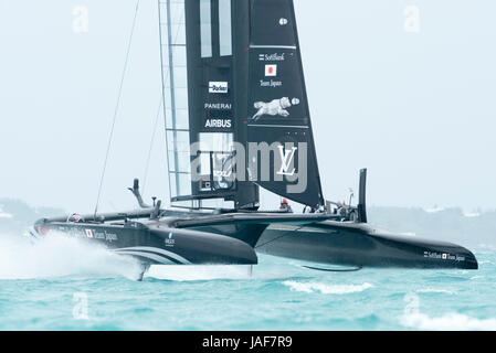 Toller Sound, Bermuda. 6. Juni 2017. Soft-Bank-Team Japan und Artemis Racing (SWE) in ihre 4. Louis Vuitton America Cup Challenger Playoff-Halbfinale. Weiche Bank gewann das Rennen. Bildnachweis: Chris Cameron/Alamy Live-Nachrichten Stockfoto