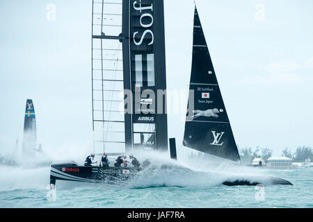 Toller Sound, Bermuda. 6. Juni 2017. Soft-Bank-Team Japan und Artemis Racing (SWE) in ihre 4. Louis Vuitton America Cup Challenger Playoff-Halbfinale. Weiche Bank gewann das Rennen. Bildnachweis: Chris Cameron/Alamy Live-Nachrichten Stockfoto