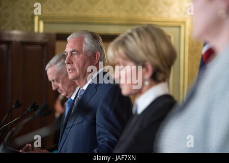 US Secretary Of State Rex Tillerson hört eine Reporter-Frage während einer gemeinsamen Pressekonferenz am NSW Regierungshaus am Ende der Australia–U.S. ministeriellen Konsultationen genannt AUSMIN 5. Juni 2017 in Sydney, Australien. Schauen Sie US-Verteidigungsminister Jim Mattis, links, und australischer Außenminister Julie Bishop, rechts, auf. Stockfoto