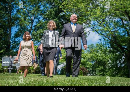 Washington, USA. 6. Juni 2017. Karen Pence, Ehefrau von Vizepräsident Mike Pence, links, Spaziergänge ohne Schuhe mit US-Landwirtschaftsminister Sonny Perdue, Recht, und seine Frau Mary Ruff im Garten der Residenz Vizepräsidenten 6. Juni 2017 in Washington, DC. Karen Pence, enthüllt ein begeisterter Biene Torhüter einen Bienenstock auf dem Gelände der Residenz. Bildnachweis: Planetpix/Alamy Live-Nachrichten Stockfoto